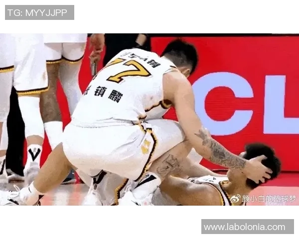 乔利与福利特激战正酣比分悬念不断引发球迷热议